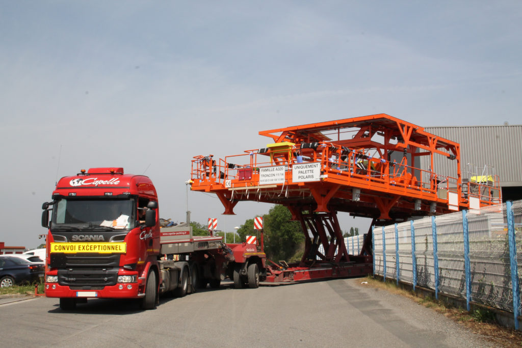 Transport en convoi exceptionnel d'une palette de stockage et de transfert de tronçons d'un Airbus A320