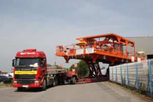 Transport en convoi exceptionnel d'une palette de stockage et de transfert de tronçons d'un Airbus A320