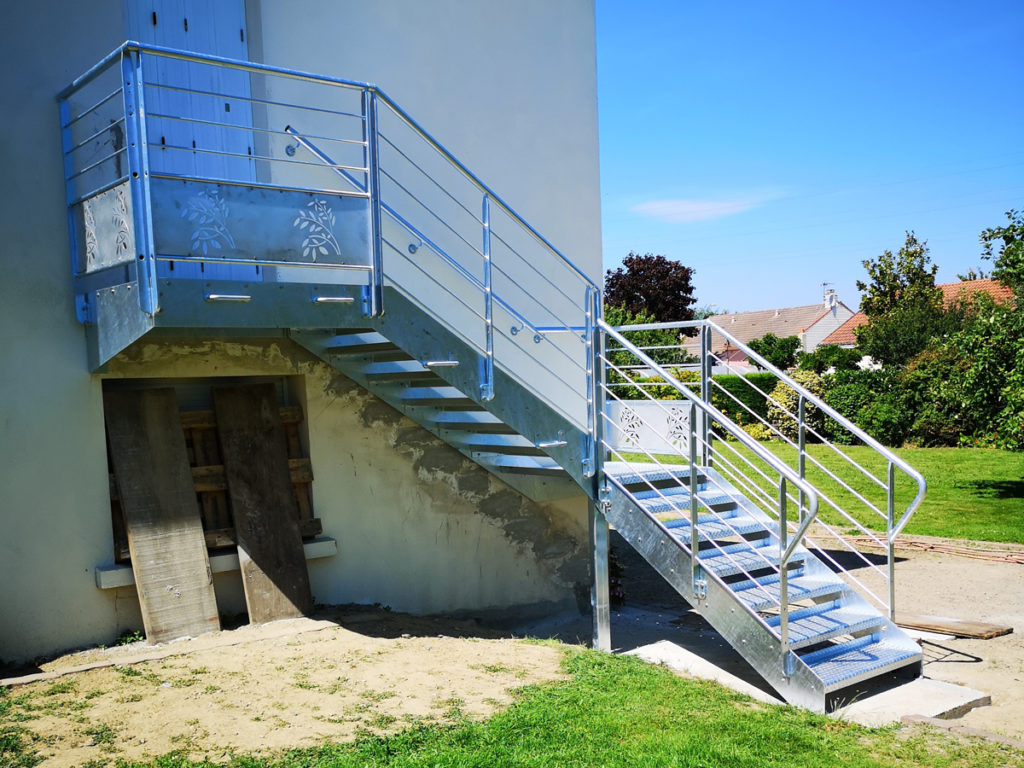 Escalier décoratif en acier avec des motifs faits à la découpe laser