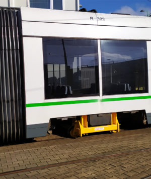 lorry réalisé par Servi Loire en cours d'utilisation sur un tramway de l'agglomération de Nantes