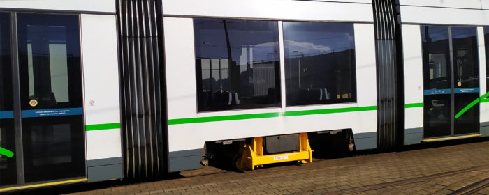lorry réalisé par Servi Loire en cours d'utilisation sur un tramway de l'agglomération de Nantes