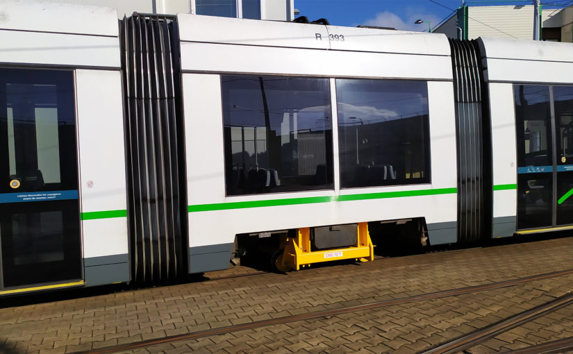 lorry réalisé par Servi Loire en cours d'utilisation sur un tramway de l'agglomération de Nantes