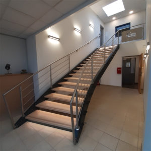 escalier réalisé par un compagnon du devoir dans le hall agrandi de servi loire