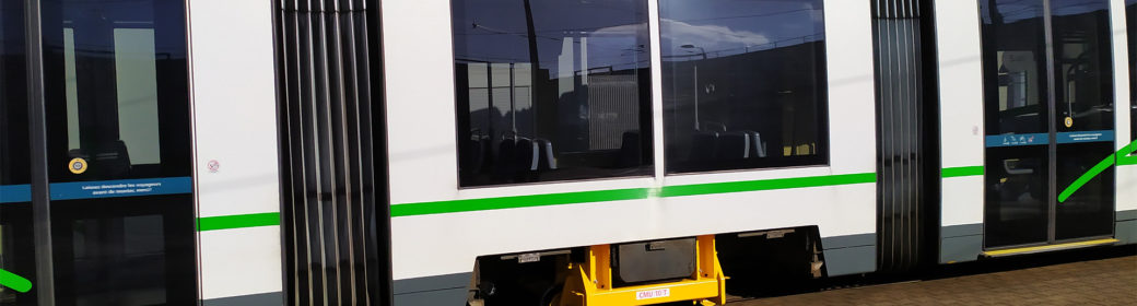 lorry réalisé par Servi Loire en cours d'utilisation sur un tramway de l'agglomération de Nantes