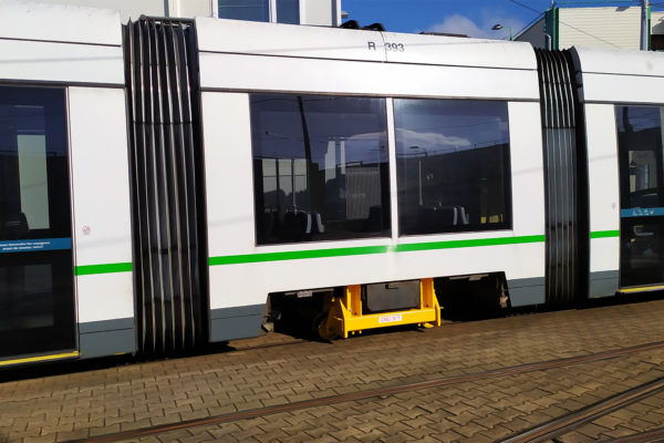 lorry réalisé par Servi Loire en cours d'utilisation sur un tramway de l'agglomération de Nantes